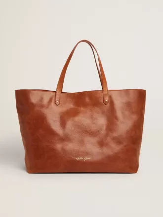 Pasadena-Tasche aus hellbraunem, glänzendem, gehämmertem Leder mit goldenem Logo auf der Vorderseite
