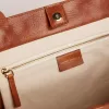Pasadena-Tasche aus hellbraunem, glänzendem, gehämmertem Leder mit goldenem Logo auf der Vorderseite