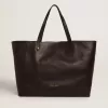 Pasadena-Tasche aus schwarzem, gehämmertem Leder mit goldenem Logo auf der Vorderseite