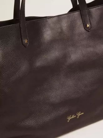Pasadena-Tasche aus schwarzem, gehämmertem Leder mit goldenem Logo auf der Vorderseite