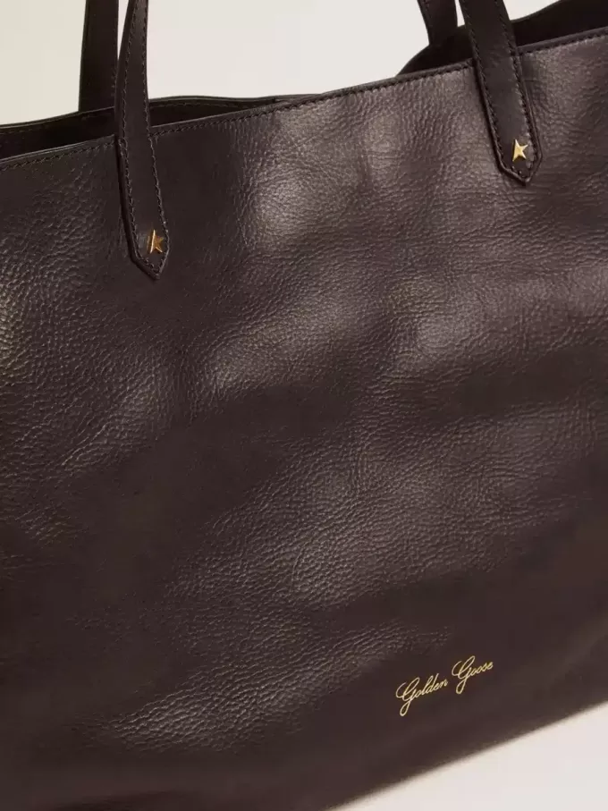Pasadena-Tasche aus schwarzem, gehämmertem Leder mit goldenem Logo auf der Vorderseite