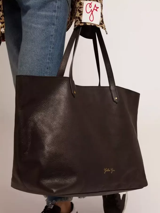 Pasadena-Tasche aus schwarzem, gehämmertem Leder mit goldenem Logo auf der Vorderseite