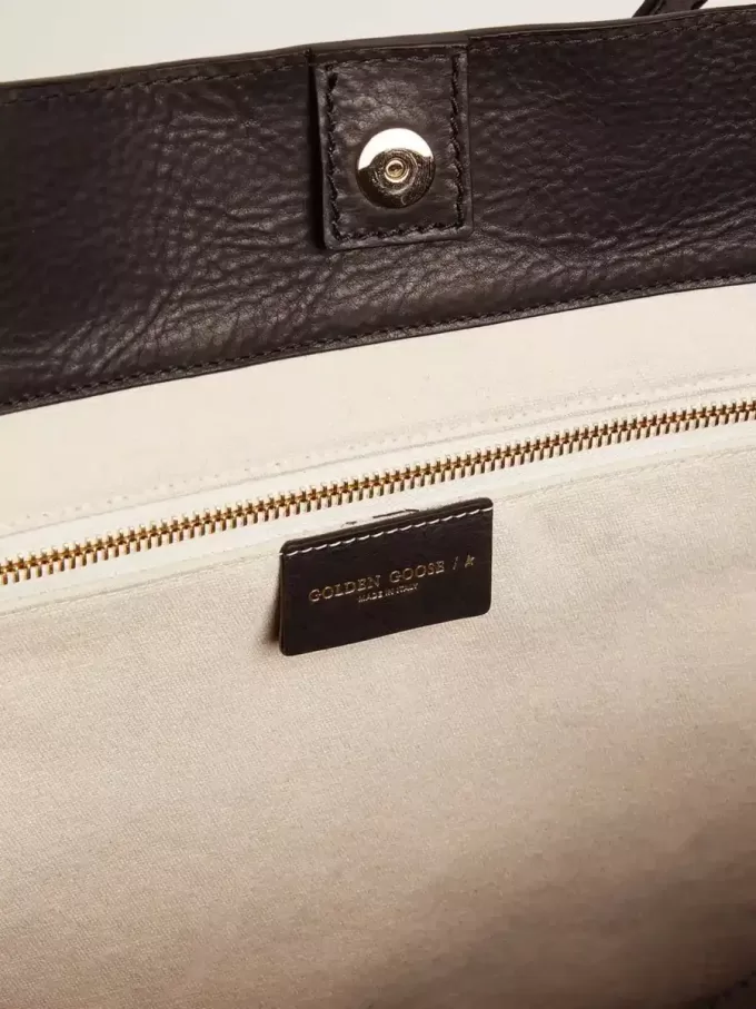 Pasadena-Tasche aus schwarzem, gehämmertem Leder mit goldenem Logo auf der Vorderseite