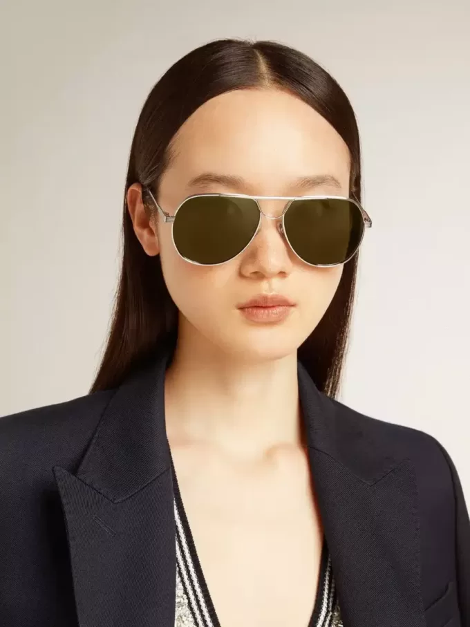 Pilotenbrille mit silbernem Rahmen und grünen Gläsern