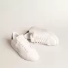 Purestar mit weißem Stern aus biobasiertem Material und mattschwarzer Lederlasche an der Ferse