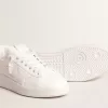 Purestar mit weißem Stern aus biobasiertem Material und mattschwarzer Lederlasche an der Ferse
