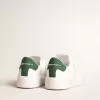 Purestar mit weißem Stern aus biobasiertem Material und mattschwarzer Lederlasche an der Ferse