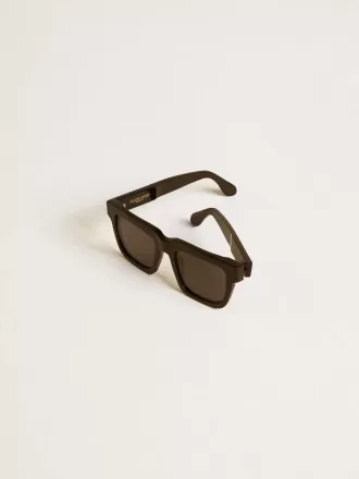 Quadratische Jamie-Sonnenbrille mit schwarzem Rahmen und goldenem Logo