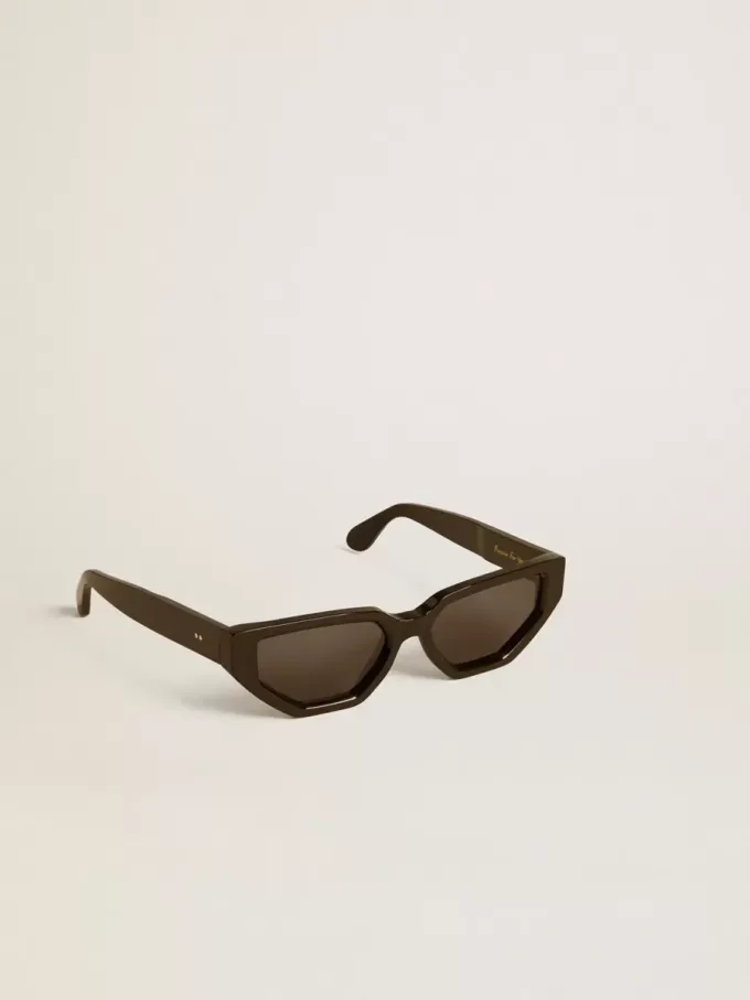 Rechteckige Sonnenbrille mit schwarzem Rahmen und Gläsern Rechteckige Sonnenbrille mit schwarzem Rahmen und Gläsern