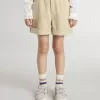 Sandfarbene Shorts für Mädchen mit gesticktem Logo