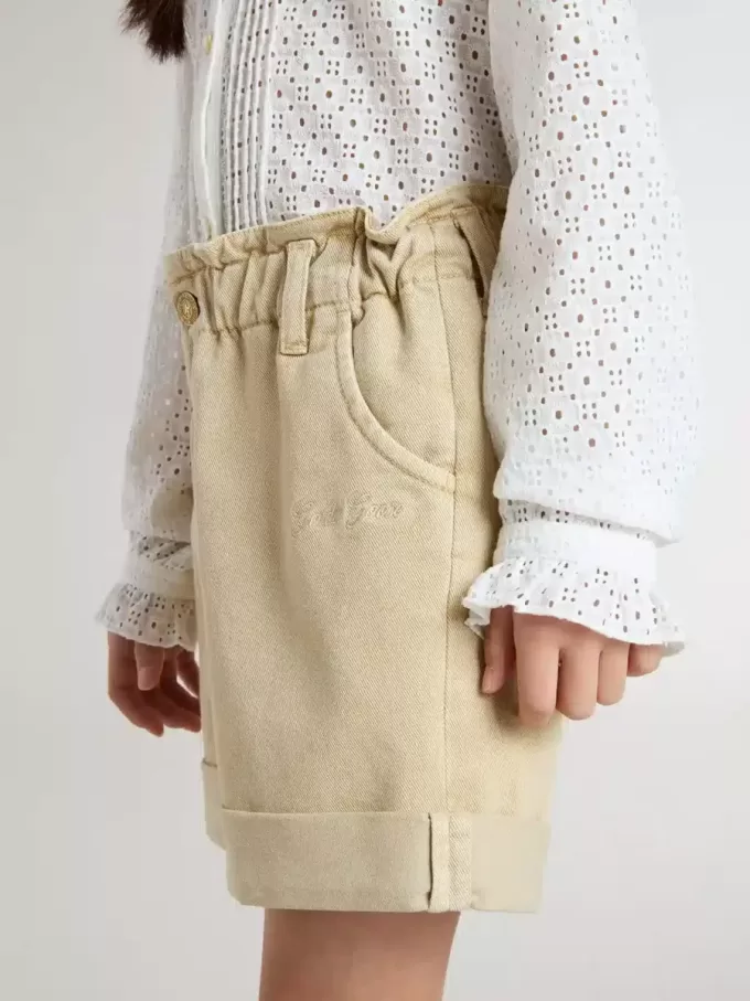 Sandfarbene Shorts für Mädchen mit gesticktem Logo