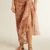Sarong aus Baumwollvoile mit Allover-Print in Weiß und Ziegelrot Sarong aus Baumwollvoile mit Allover-Print in Weiß und Ziegelrot