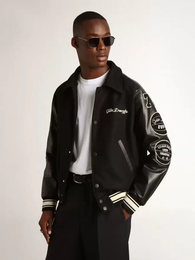Schwarze Bomberjacke aus Wolle mit Aufnäher