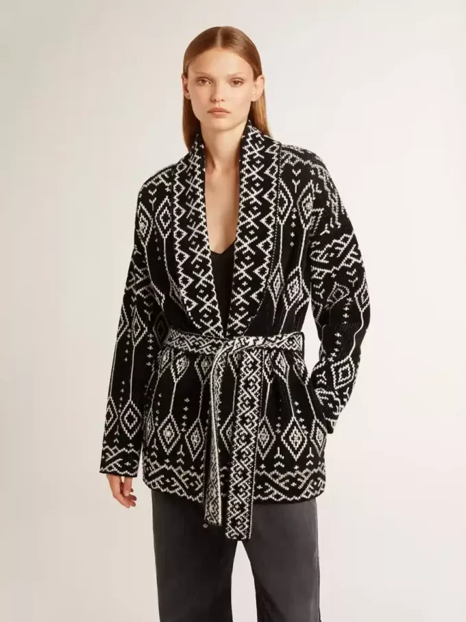 Schwarze Damenstrickjacke mit Gürtel und Kristallen Schwarze Damenstrickjacke mit Gürtel und Kristallen