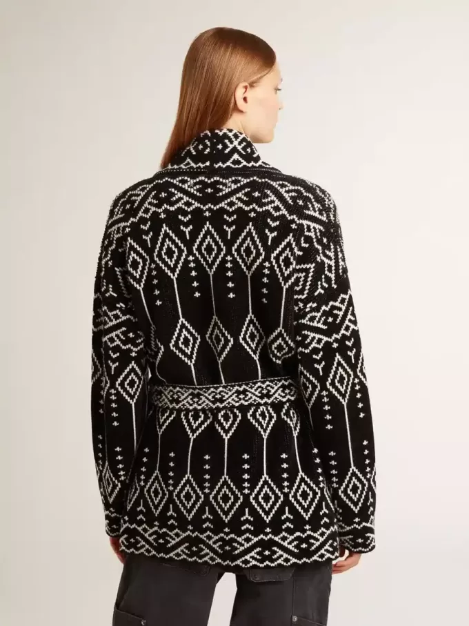 Schwarze Damenstrickjacke mit Gürtel und Kristallen Schwarze Damenstrickjacke mit Gürtel und Kristallen