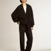 Schwarze Damenstrickjacke mit schattierter Stickerei