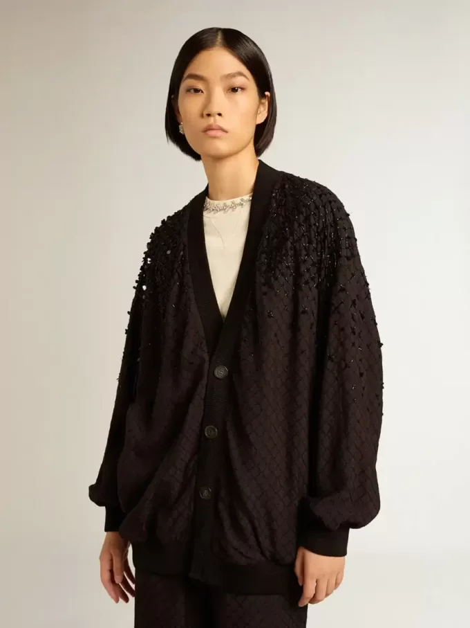 Schwarze Damenstrickjacke mit schattierter Stickerei