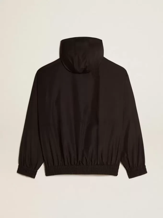 Schwarze Windjacke mit Kapuze