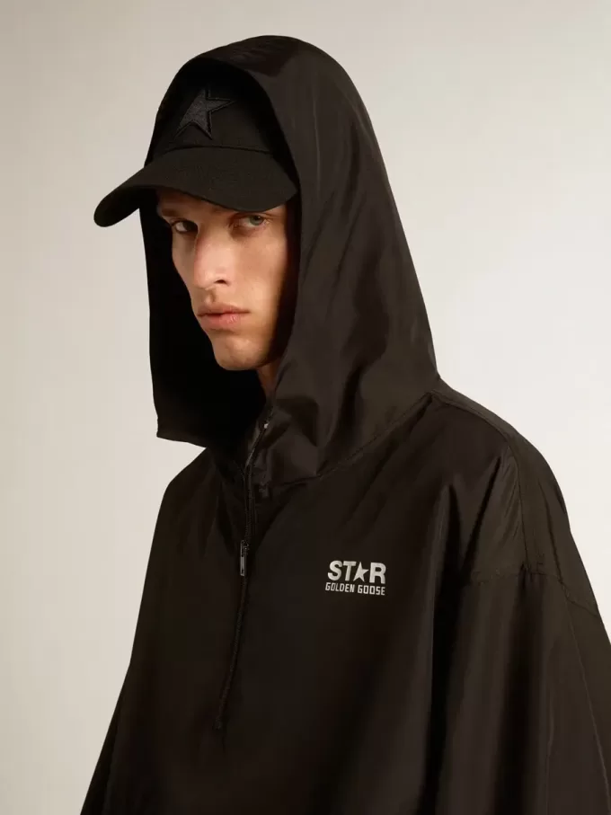 Schwarze Windjacke mit Kapuze