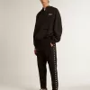 Schwarze Windjacke mit Kapuze