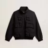 Schwarze Windjacke mit mehreren Taschen Schwarze Windjacke mit mehreren Taschen