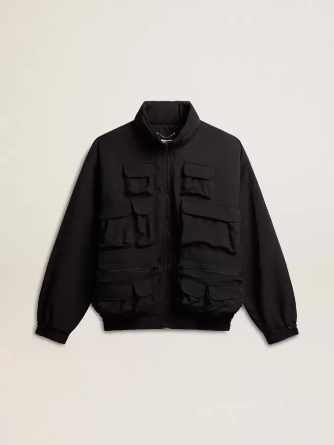 Schwarze Windjacke mit mehreren Taschen Schwarze Windjacke mit mehreren Taschen