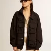 Schwarze Windjacke mit mehreren Taschen Schwarze Windjacke mit mehreren Taschen