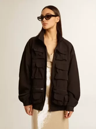 Schwarze Windjacke mit mehreren Taschen