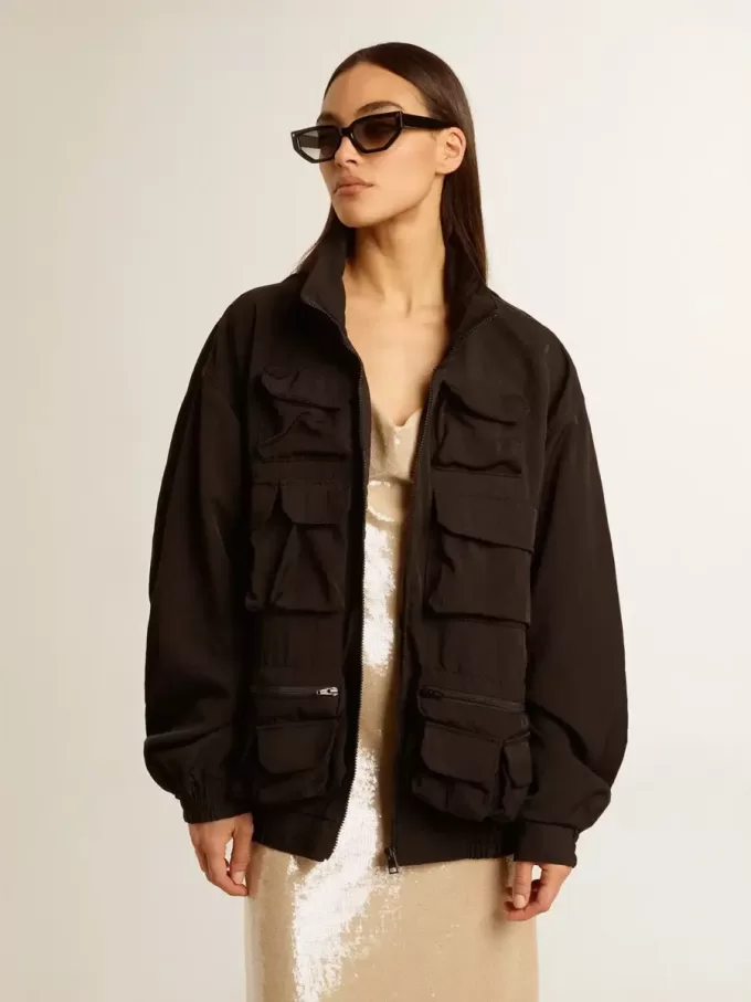 Schwarze Windjacke mit mehreren Taschen Schwarze Windjacke mit mehreren Taschen