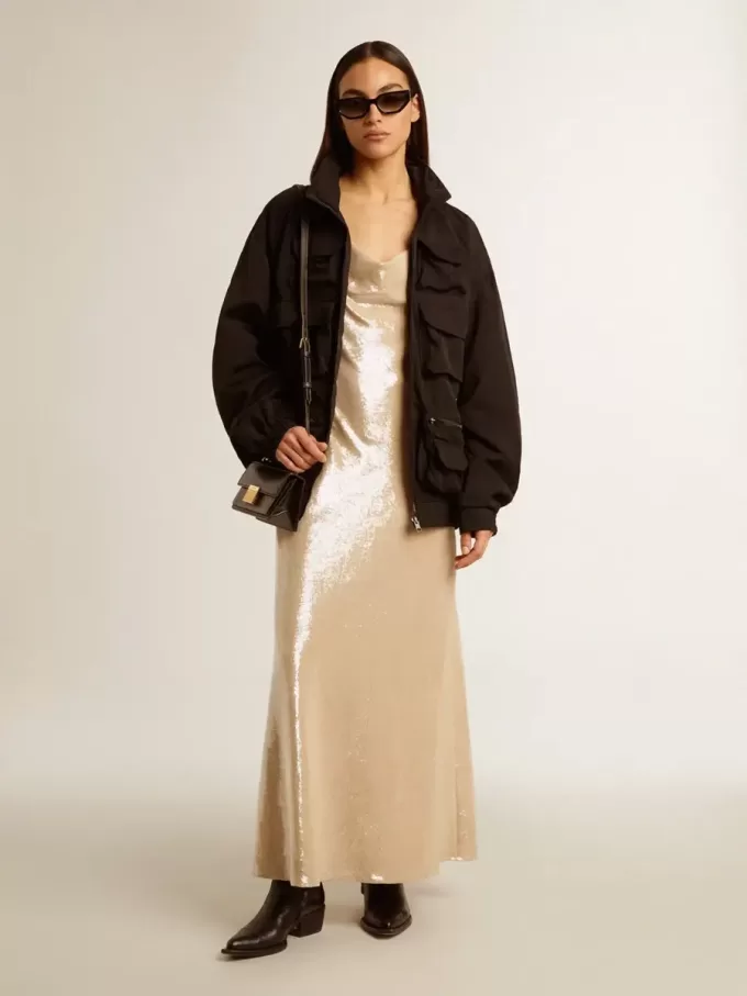 Schwarze Windjacke mit mehreren Taschen Schwarze Windjacke mit mehreren Taschen