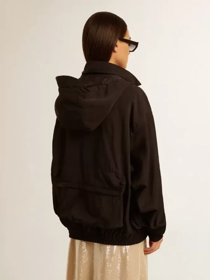 Schwarze Windjacke mit mehreren Taschen Schwarze Windjacke mit mehreren Taschen