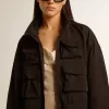 Schwarze Windjacke mit mehreren Taschen Schwarze Windjacke mit mehreren Taschen