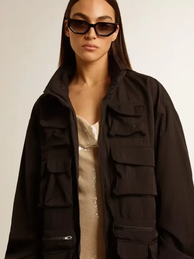 Schwarze Windjacke mit mehreren Taschen Schwarze Windjacke mit mehreren Taschen
