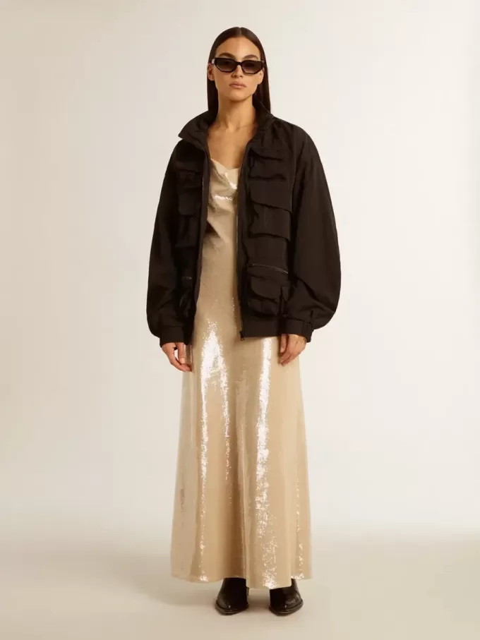 Schwarze Windjacke mit mehreren Taschen Schwarze Windjacke mit mehreren Taschen