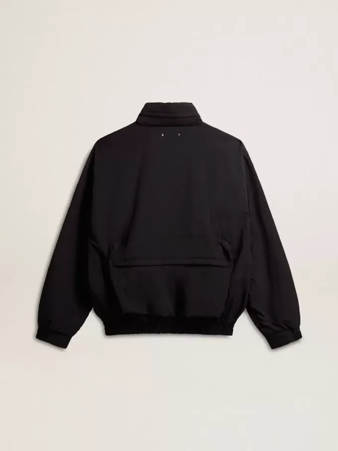 Schwarze Windjacke mit mehreren Taschen Schwarze Windjacke mit mehreren Taschen