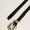 Schwarzer Gürtel aus gewaschenem Leder mit silberfarbener Schnalle