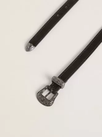 Schwarzer Ledergürtel mit silberner Schnalle