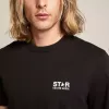 Schwarzes Herren-T-Shirt mit kontrastierendem weißem Logo und Stern