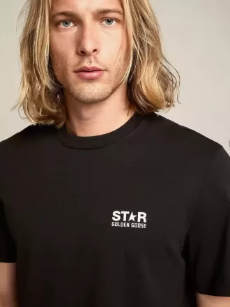 Schwarzes Herren-T-Shirt mit kontrastierendem weißem Logo und Stern