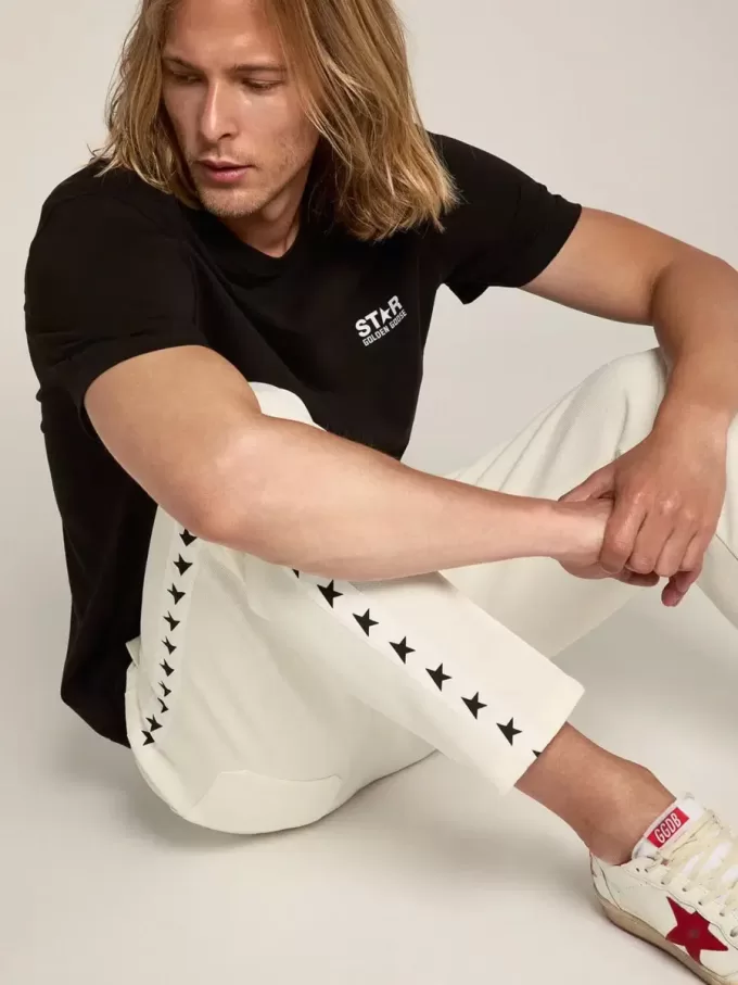 Schwarzes Herren-T-Shirt mit kontrastierendem weißem Logo und Stern