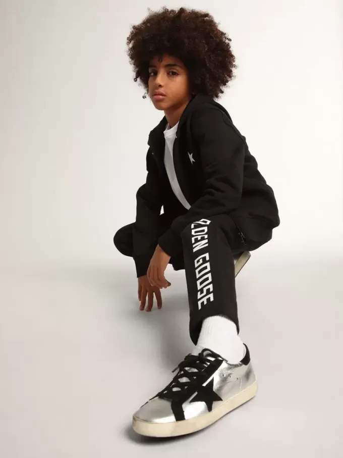 Schwarzes Kapuzensweatshirt mit kontrastierendem weißen Stern und Logo
