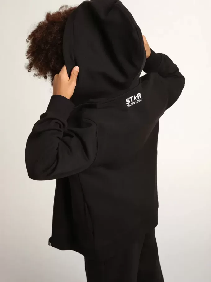 Schwarzes Kapuzensweatshirt mit kontrastierendem weißen Stern und Logo