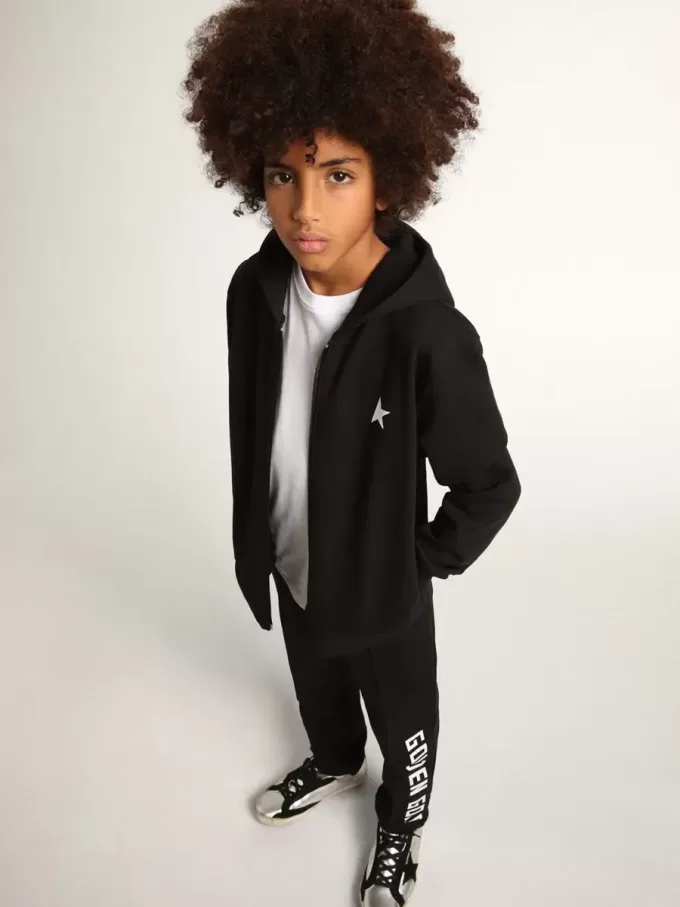 Schwarzes Kapuzensweatshirt mit kontrastierendem weißen Stern und Logo