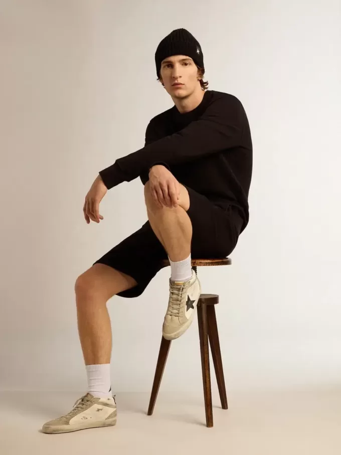 Schwarzes Sweatshirt aus der Archibald Star Collection mit ton-in-ton Stern auf der Vorderseite