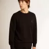 Schwarzes Sweatshirt aus der Archibald Star Collection mit ton-in-ton Stern auf der Vorderseite