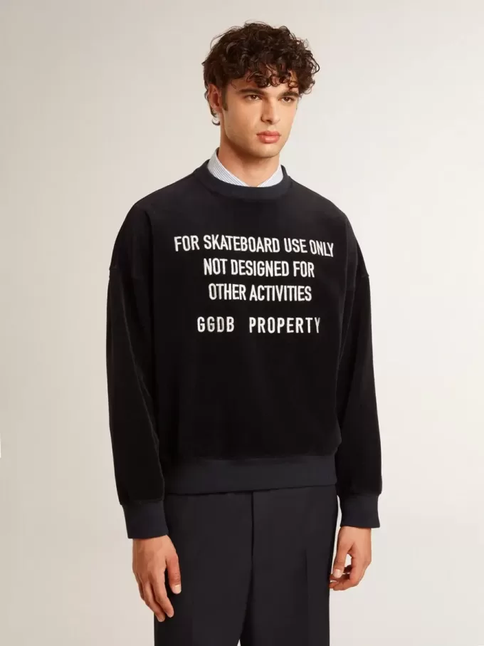 Schwarzes Sweatshirt mit Rundhalsausschnitt und gesticktem Schriftzug Schwarzes Sweatshirt mit Rundhalsausschnitt und gesticktem Schriftzug