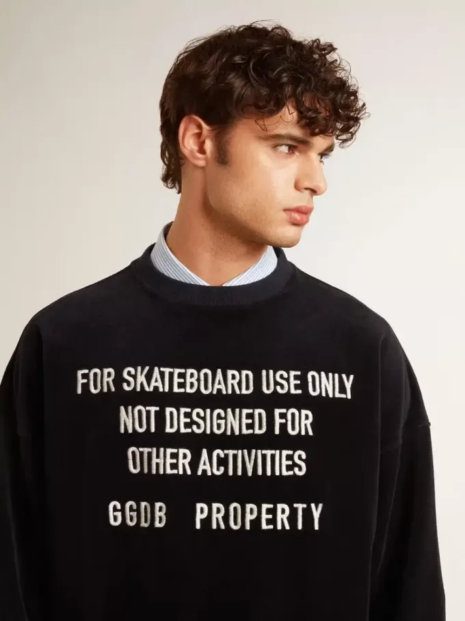 Schwarzes Sweatshirt mit Rundhalsausschnitt und gesticktem Schriftzug Schwarzes Sweatshirt mit Rundhalsausschnitt und gesticktem Schriftzug