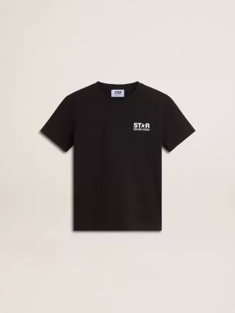 Schwarzes T-Shirt mit kontrastierendem weißem Logo auf der Vorderseite und großem Stern auf der Rückseite