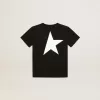 Schwarzes T-Shirt mit kontrastierendem weißem Logo auf der Vorderseite und großem Stern auf der Rückseite Schwarzes T-Shirt mit kontrastierendem weißem Logo auf der Vorderseite und großem Stern auf der Rückseite