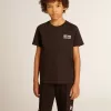 Schwarzes T-Shirt mit kontrastierendem weißem Logo auf der Vorderseite und großem Stern auf der Rückseite Schwarzes T-Shirt mit kontrastierendem weißem Logo auf der Vorderseite und großem Stern auf der Rückseite
